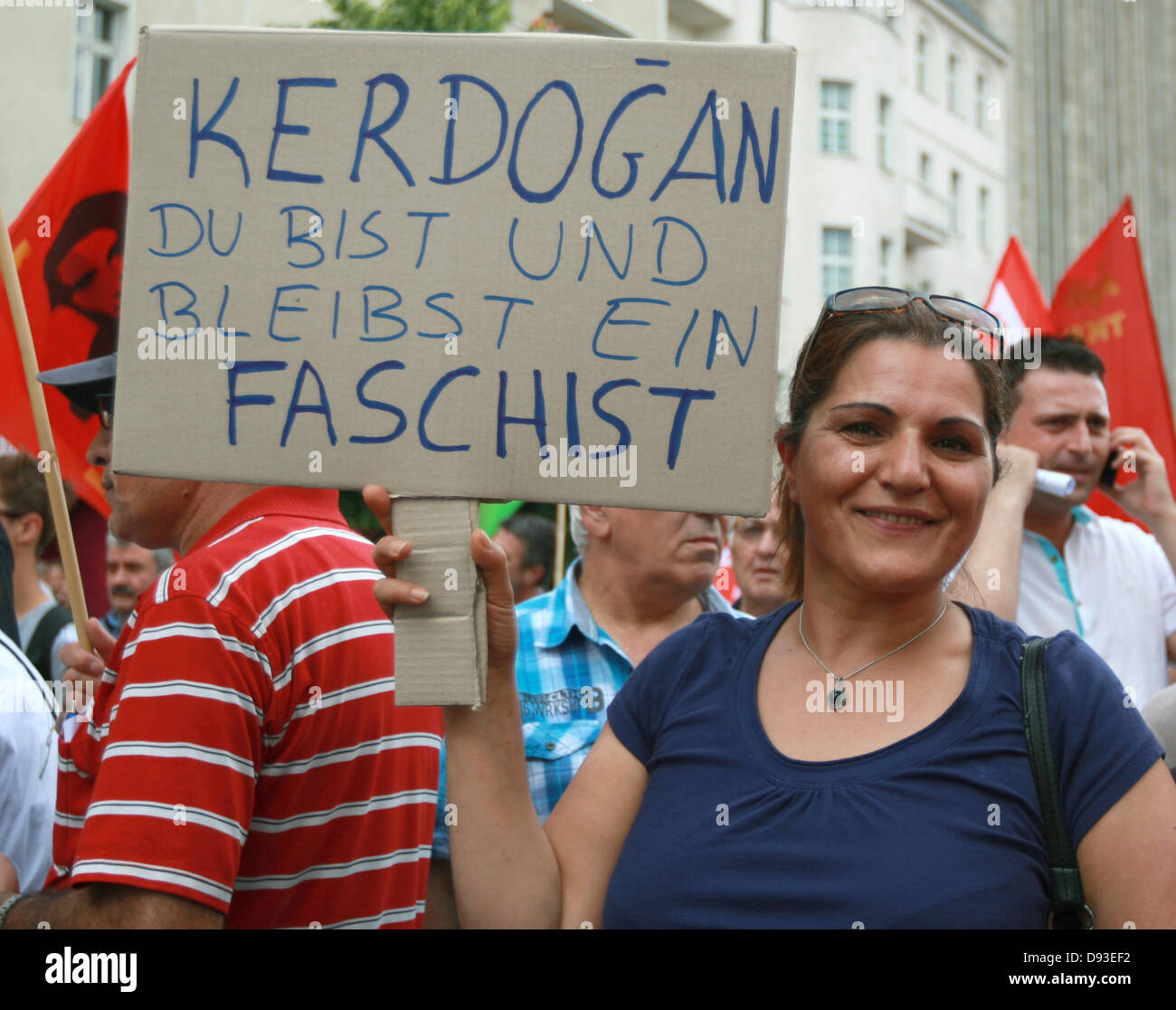 Un dimostratore femmina trattiene fino una targhetta che chiede il Ministro turco Presidente un fascista, come parte di una protesta di solidarietà alla luce dei recenti episodi di violenza contro gli attivisti in Turchia a Berlino (Germania), 9 giugno 2013. La protesta è diretta contro le recenti violenze della polizia contro gli attivisti in Turchia che hanno inscenato la protesta contro la politica del Presidente turco Erdogan. Foto: Joanna Scheffel Foto Stock