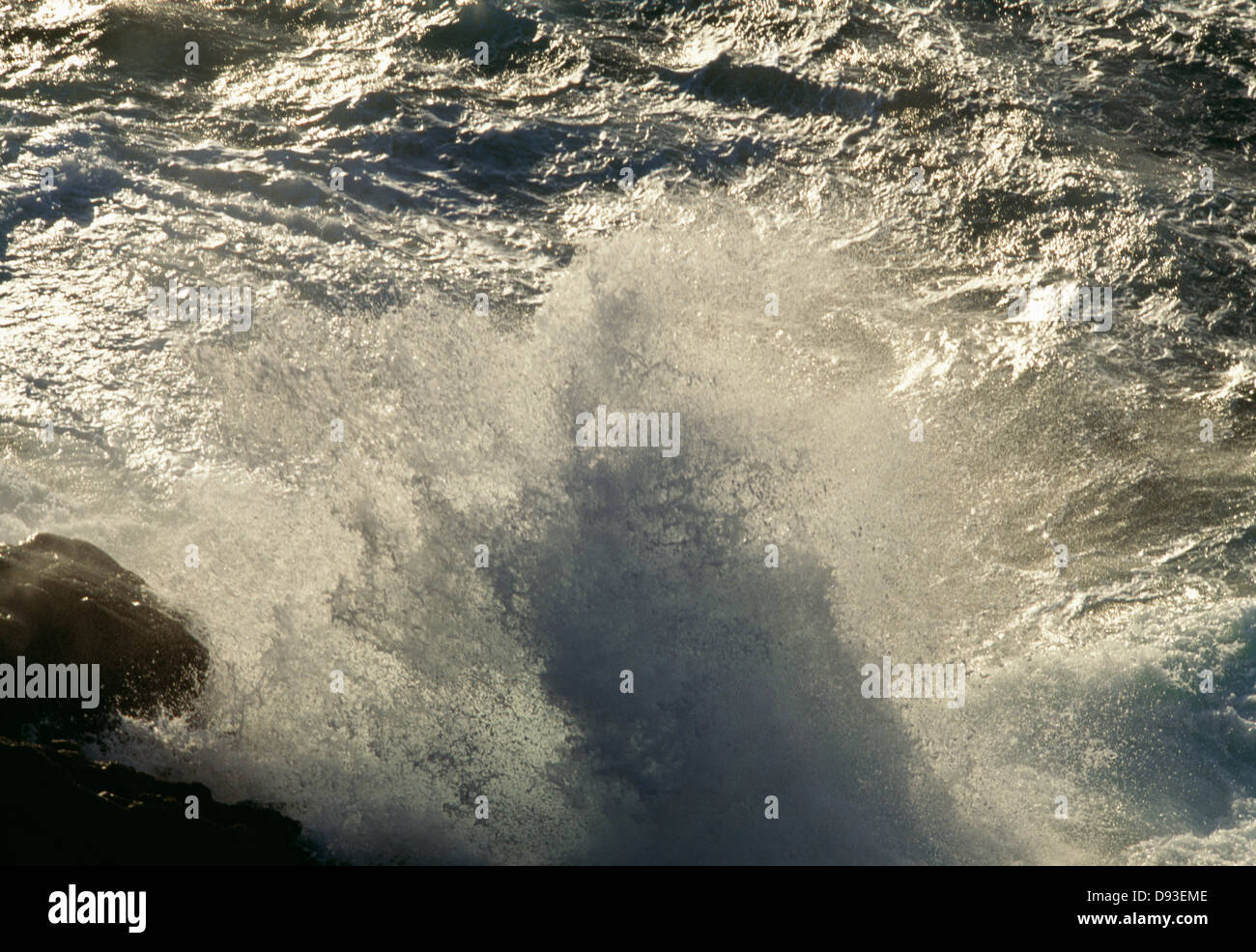 Gli spruzzi di onde in mare Foto Stock