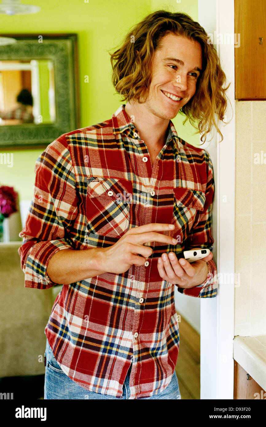 Uomo caucasico tramite telefono cellulare Foto Stock