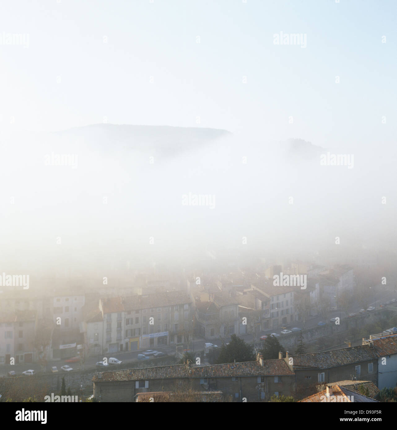 Vista della città coperti dalla nebbia Foto Stock