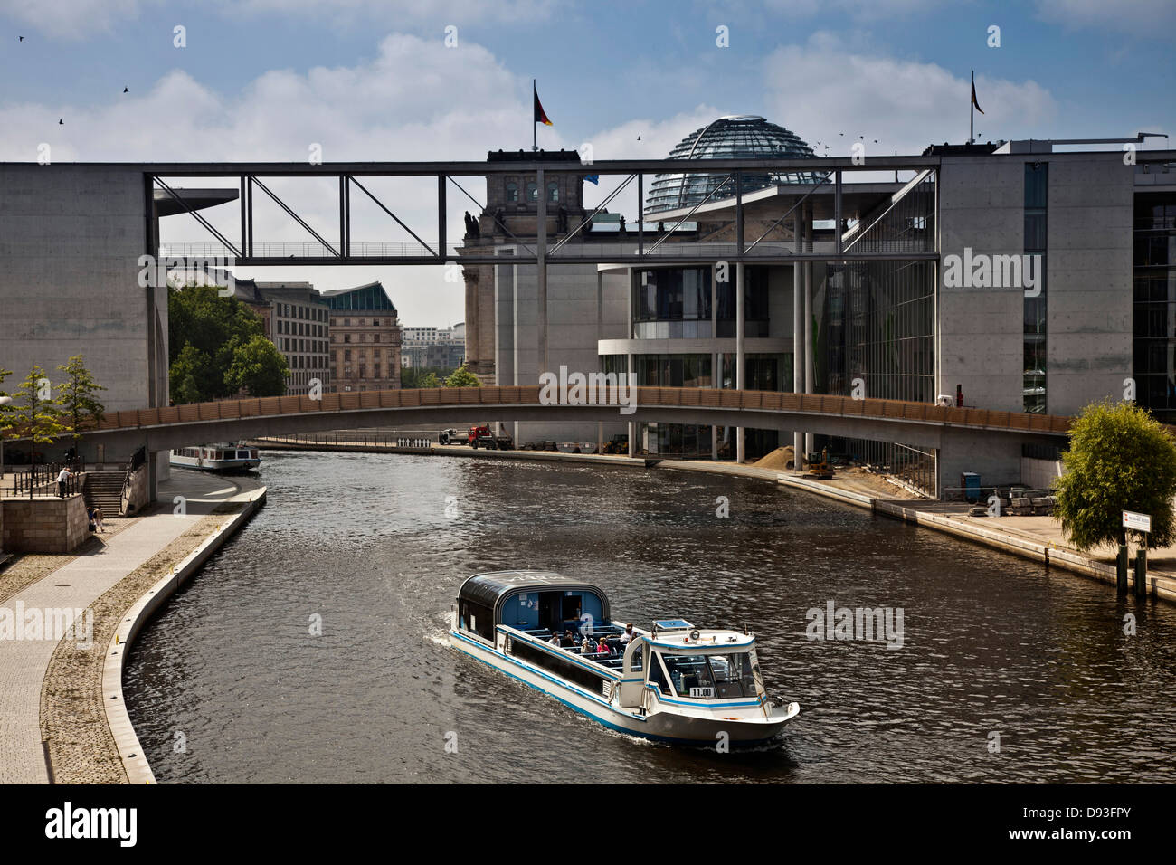 In barca a vela sotto il ponte in ambiente urbano canal, Berlino, Germania Foto Stock