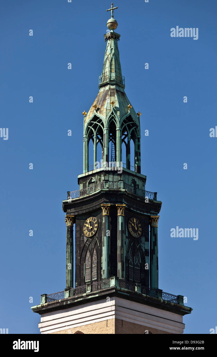 Ornato di clock tower e cielo blu, Berlino, Germania Foto Stock