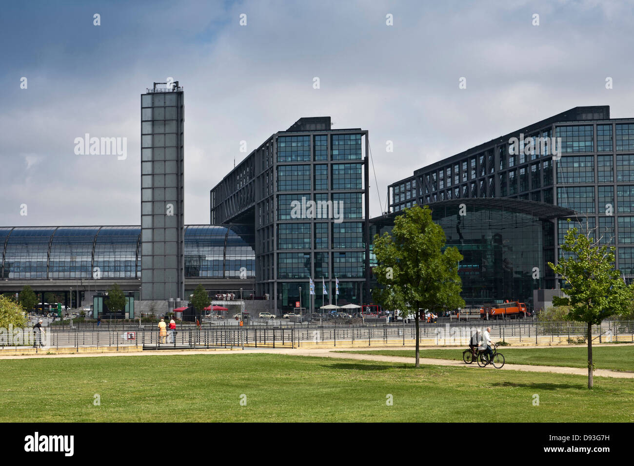 Edificio moderno e prato verde di Berlino, Germania Foto Stock