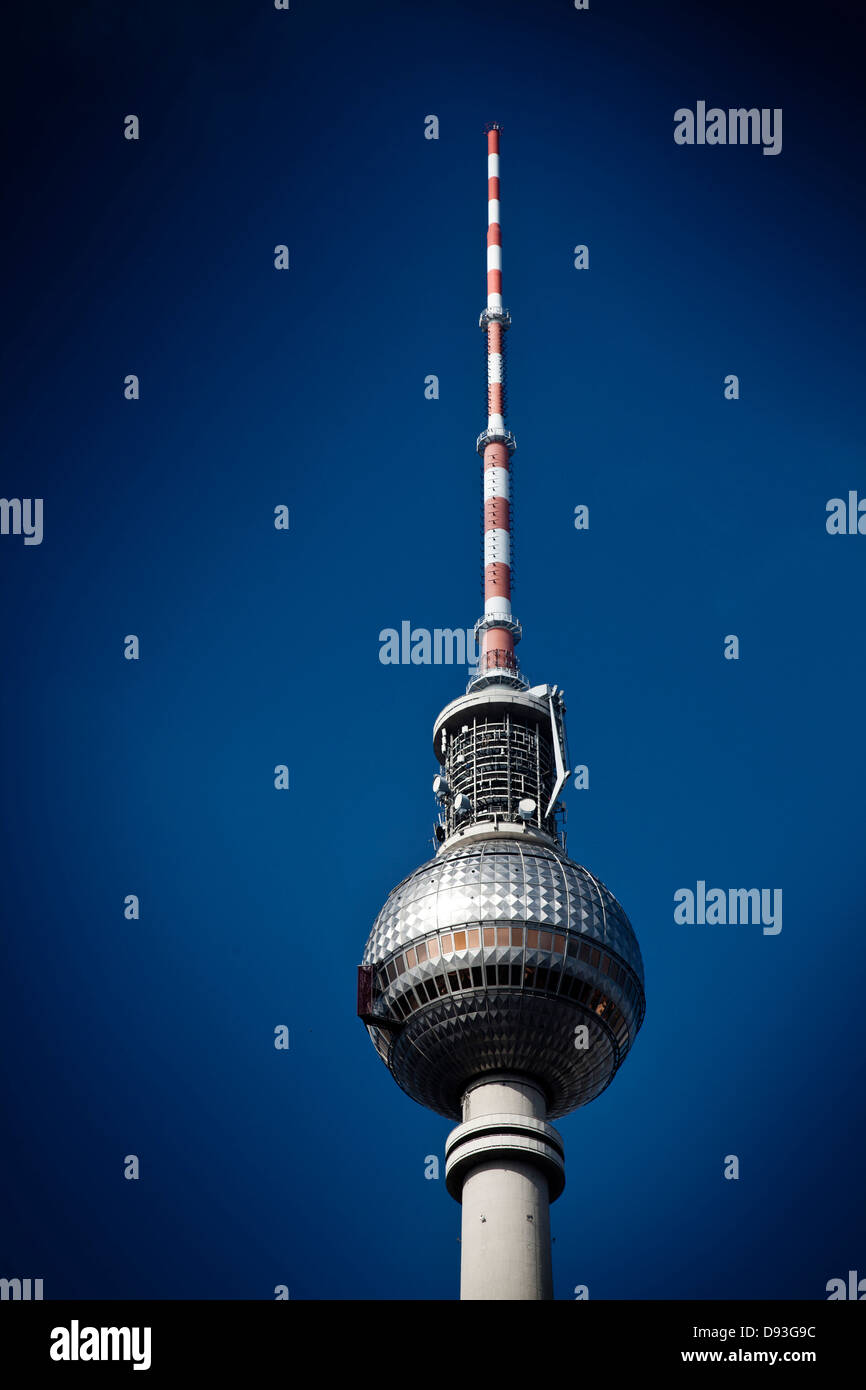 Un monumento contro il cielo blu, Berlino, Germania Foto Stock