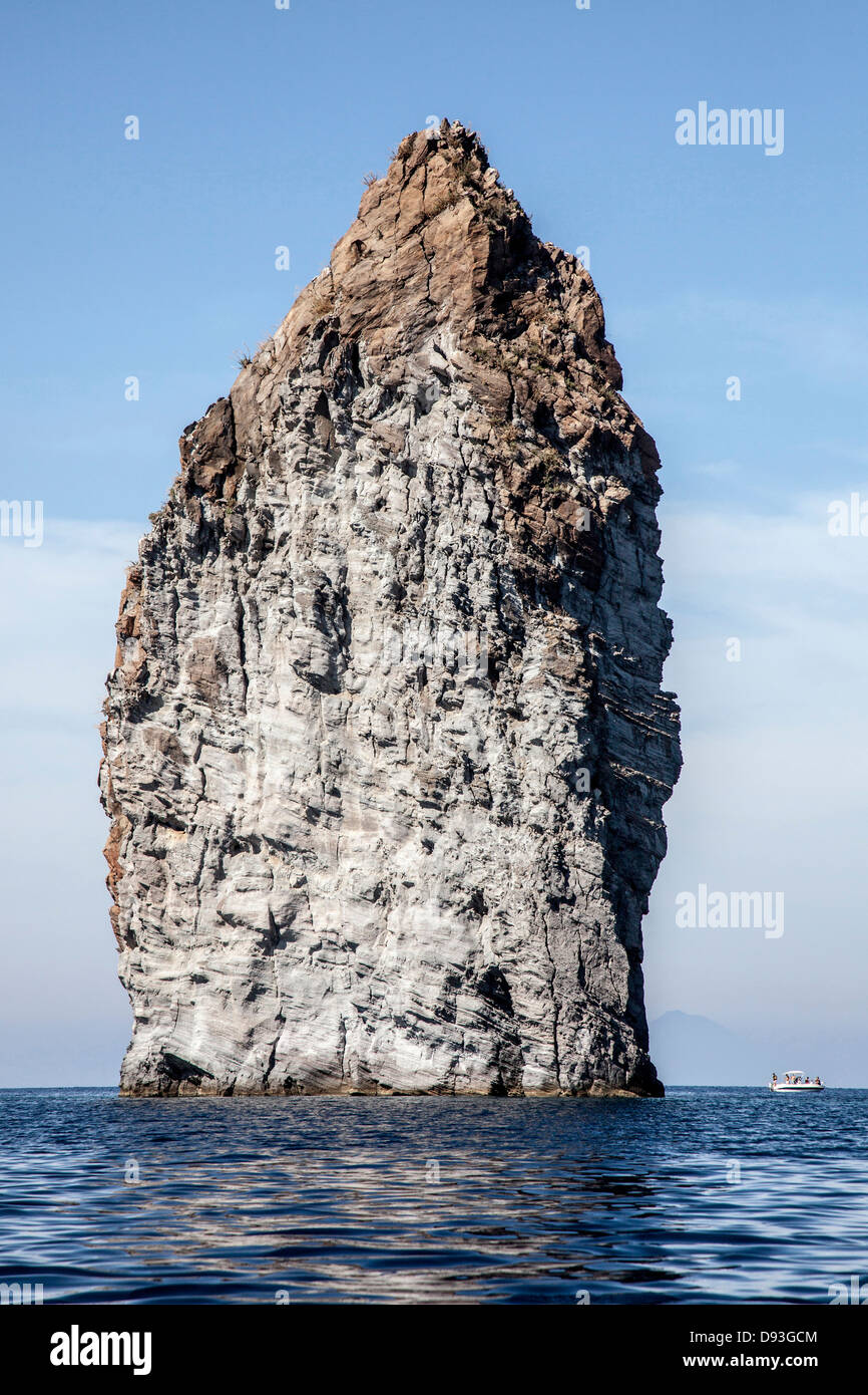 Formazione di roccia in oceano, Isola di Lipari, Sicilia, Italia Foto Stock