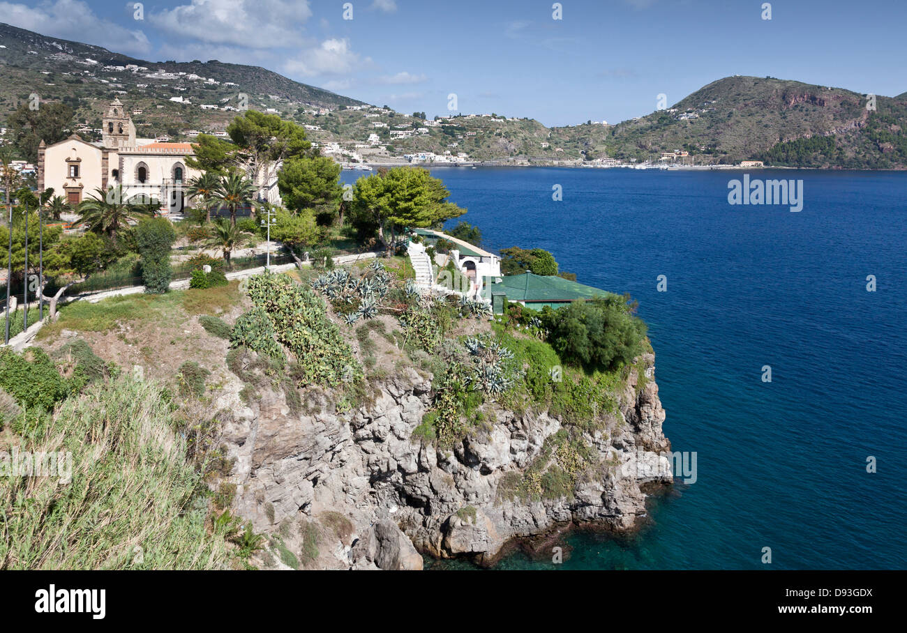 Edificio sulla scogliera che si affaccia sull'oceano, Isola di Lipari, Sicilia, Italia Foto Stock