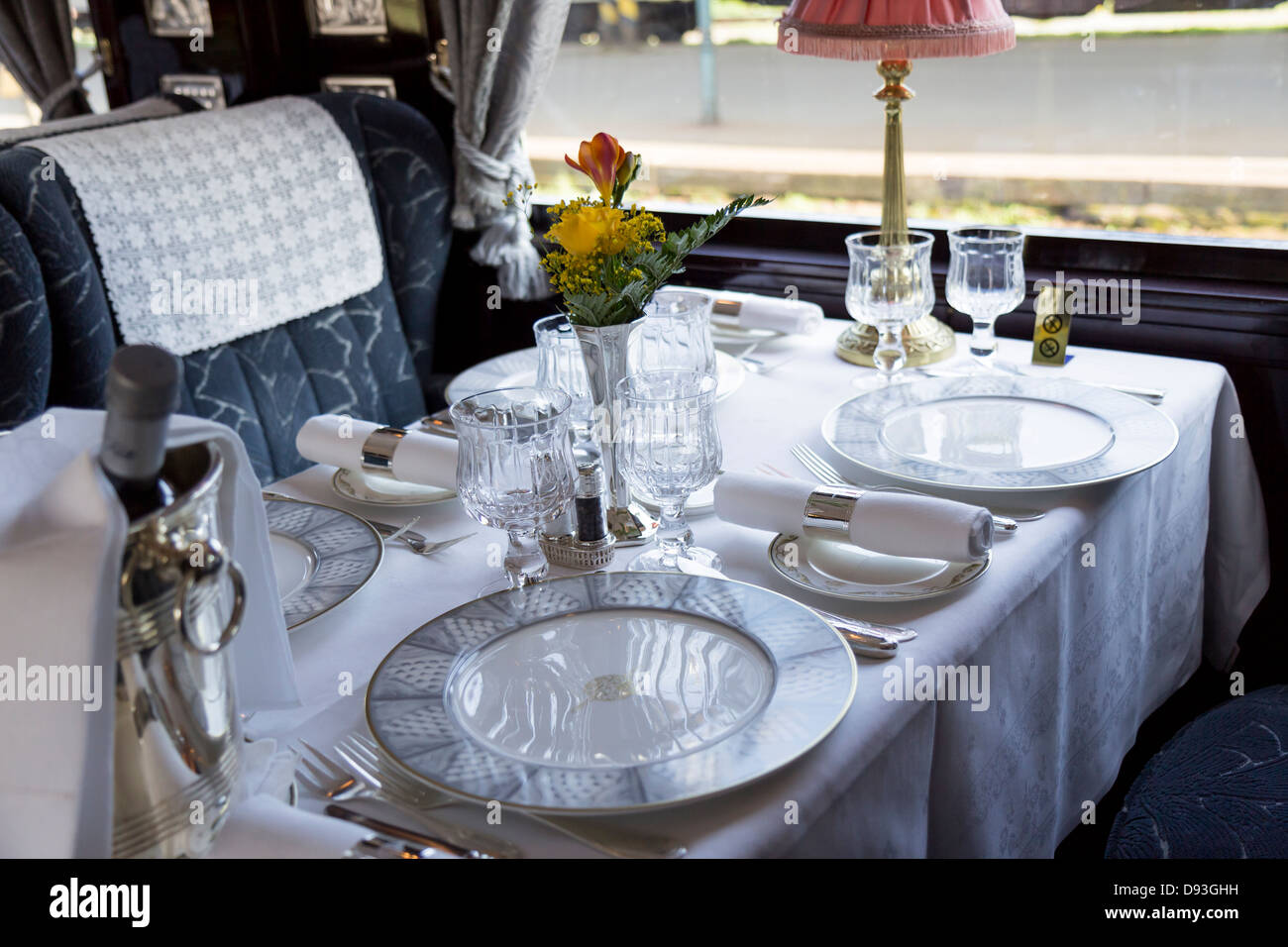 Venezia Simplon Orient Express train, vestito tavolo nella sala da pranzo carrello Foto Stock