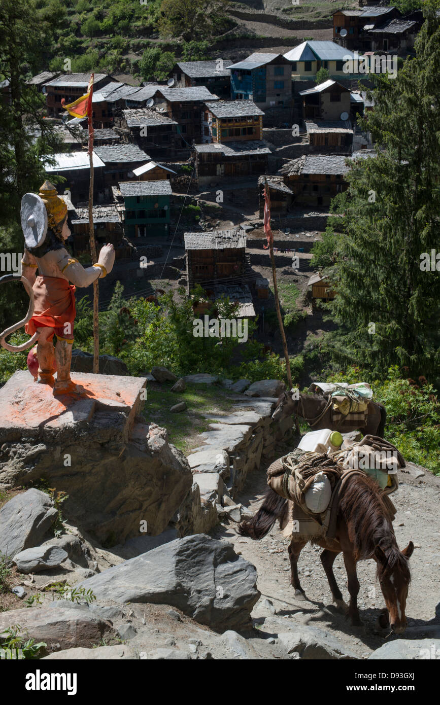 Una statua della divinità Indù Hanuman si affaccia il Gaddi villaggio tribale di Kugti, Chamba distretto, Himachal Pradesh, India Foto Stock