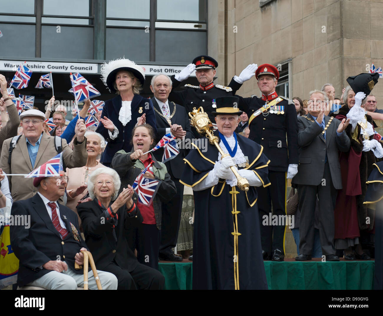 Un gruppo di civica dignitari salutare il passaggio di un homecoming parade di Warwick, Foto Stock