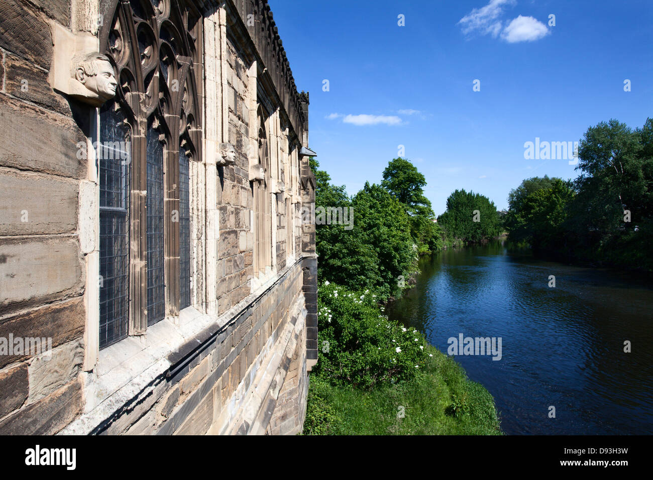 Le Chantry la cappella e il fiume Calder dal ponte di Wakefield Wakefield West Yorkshire Inghilterra Foto Stock