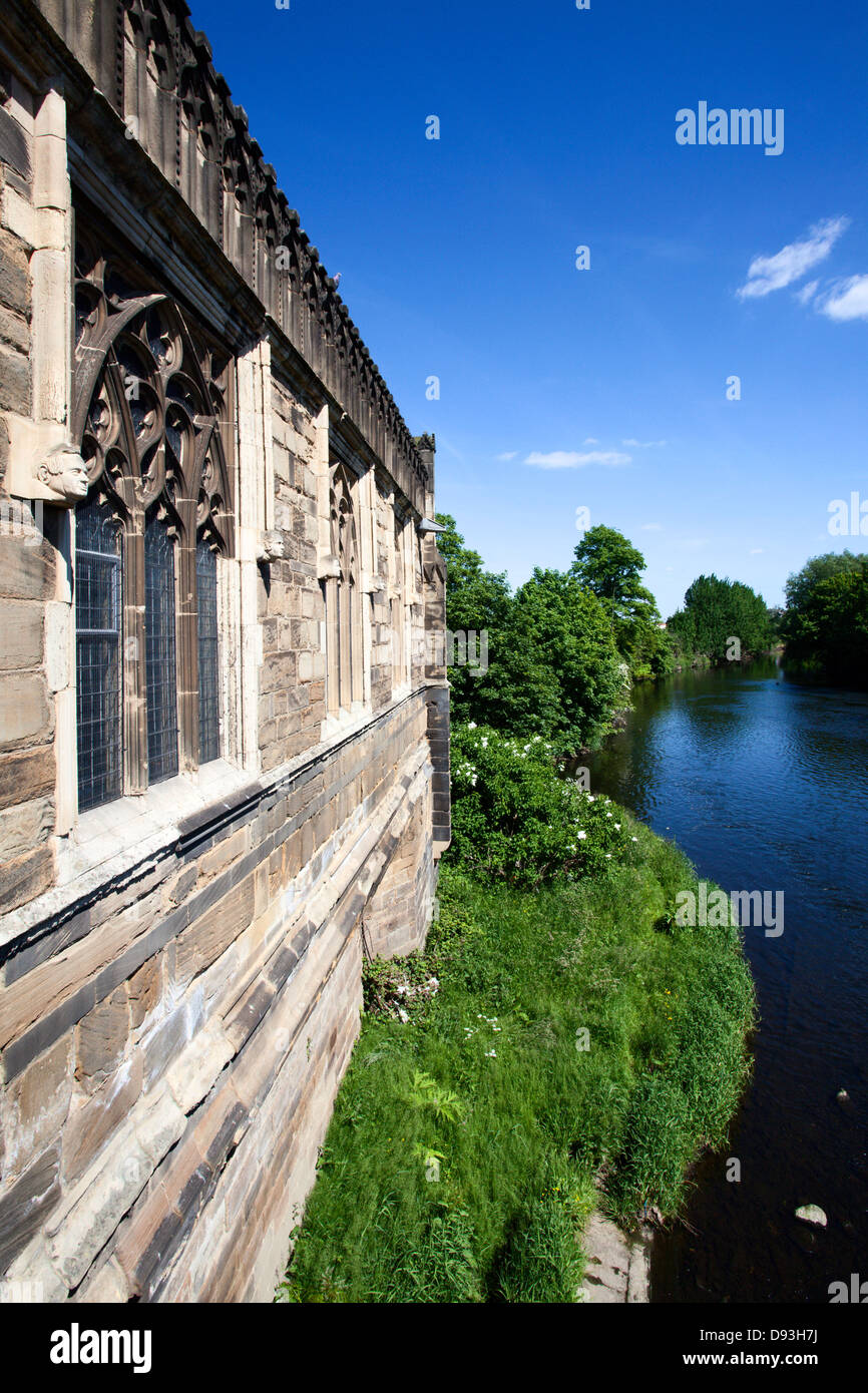 Le Chantry la cappella e il fiume Calder dal ponte di Wakefield Wakefield West Yorkshire Inghilterra Foto Stock
