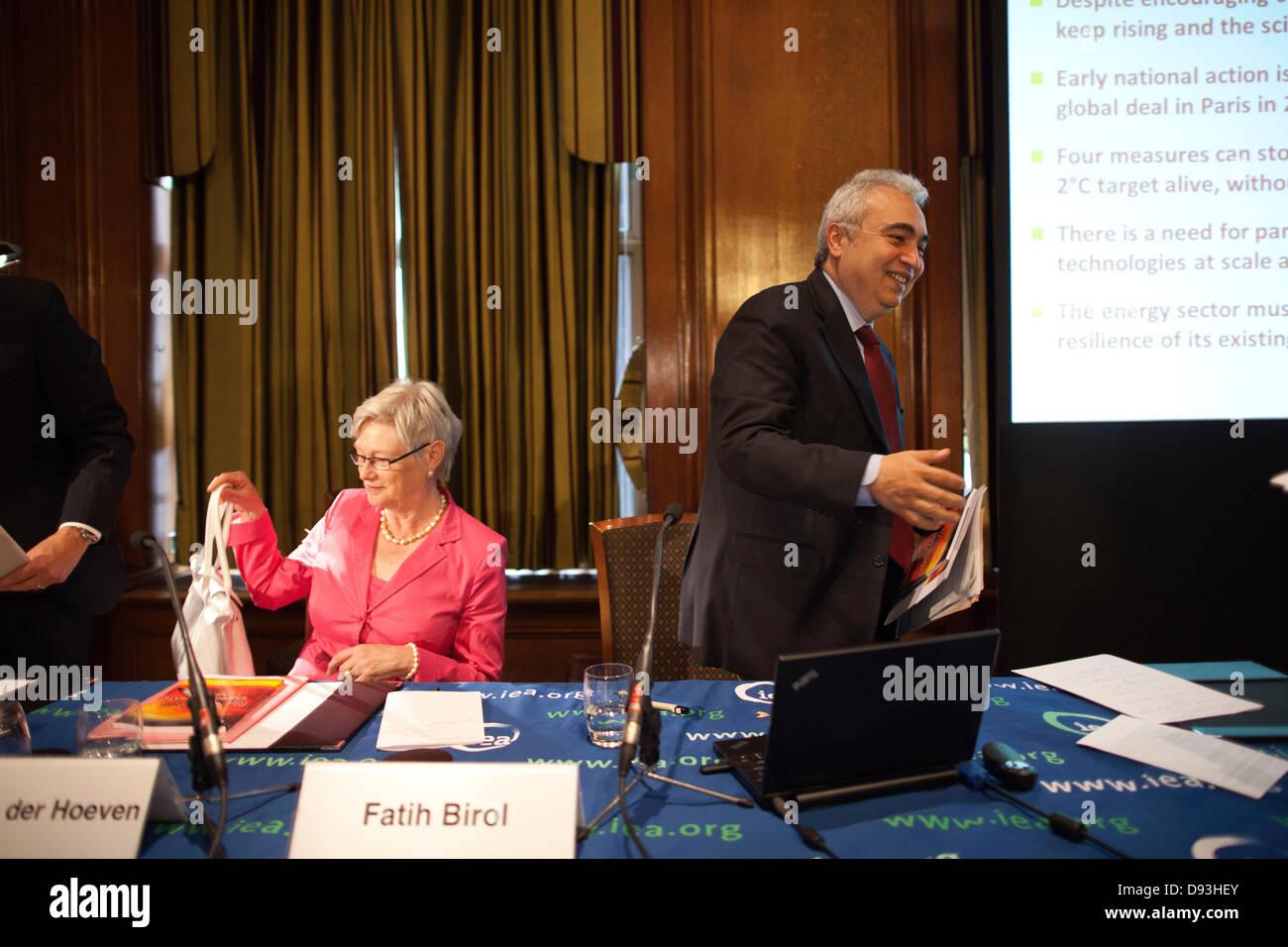 Londra, Regno Unito. Decimo Giugno, 2013. Immagine mostra Fatih Birol, capo economista e direttore del Global Energy Economics con Maria van der Hoeven presso l'Agenzia internazionale dell energia conferenza oggi a Londra, Regno Unito. Foto Stock