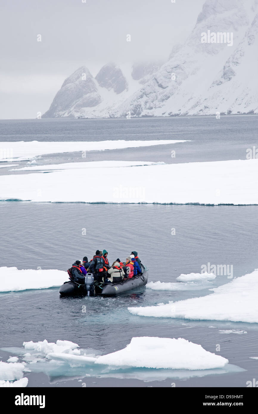 Imbarcazione piccola crociera tra ice Foto Stock