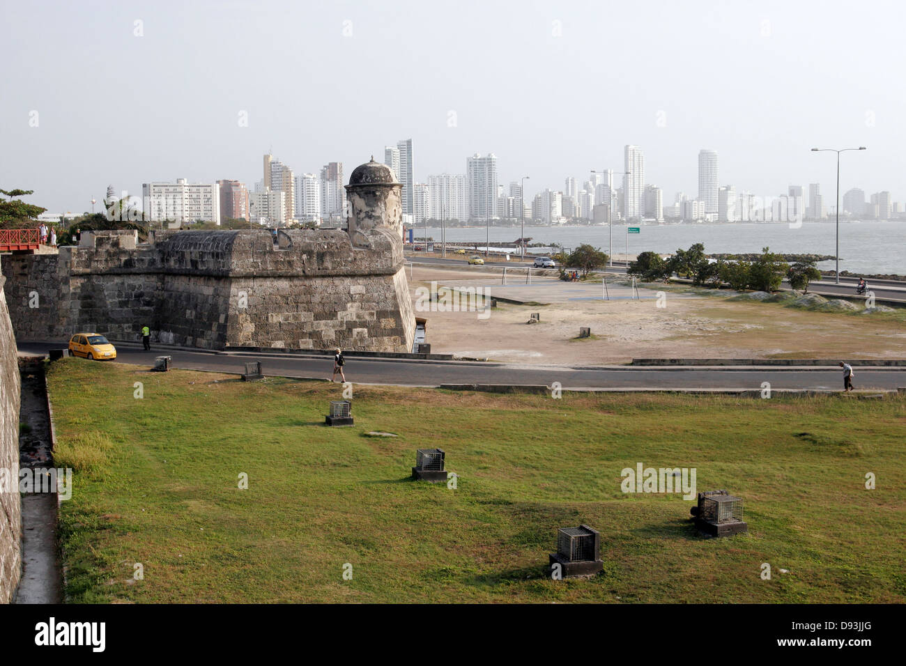 Cartagena città vecchia parete (Las Murallas) e moderni grattacieli, Cartagena de Indias, Colombia Foto Stock