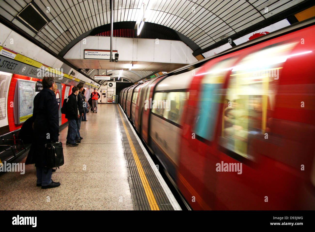 La metropolitana di Londra, nota anche come metropolitana, è il sistema di trasporto rapido che serve la grande Londra. È uno dei sistemi metropolitani più antichi e estesi del mondo, che collega numerosi quartieri in tutta la città. Foto Stock
