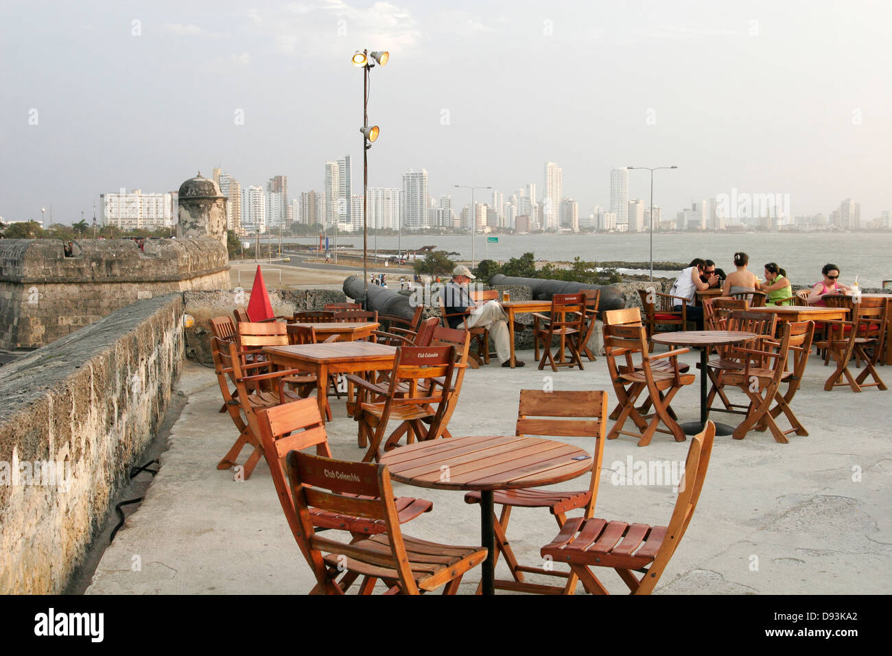 Outdoor cafe su Cartagena città vecchia parete (Las Murallas) e moderni grattacieli, Cartagena de Indias Colombia Foto Stock