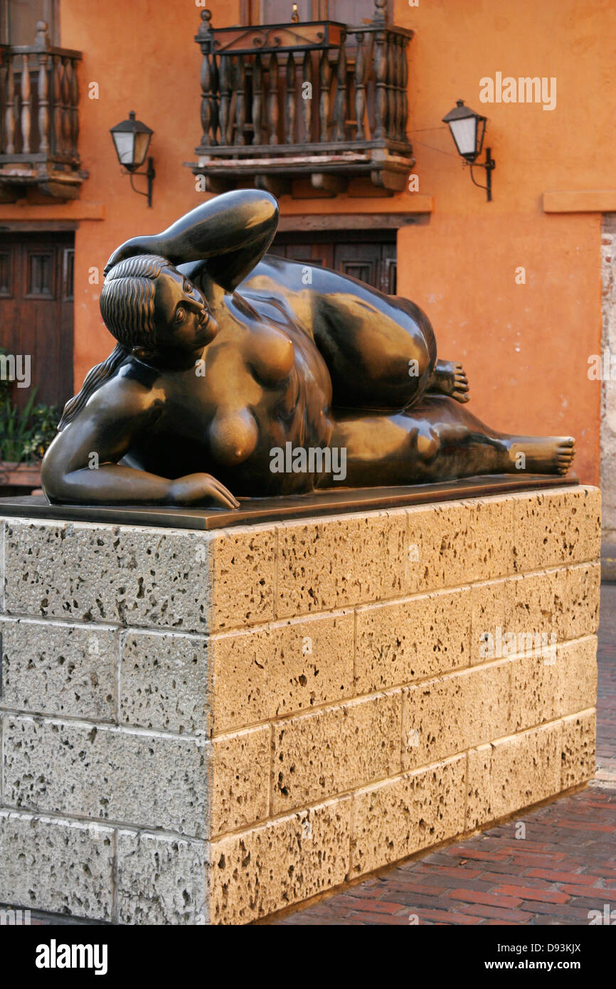 Statua di donna grassa da Fernando Botero, Plaza de Santo Domingo, Cartagena de Indias, Colombia Foto Stock