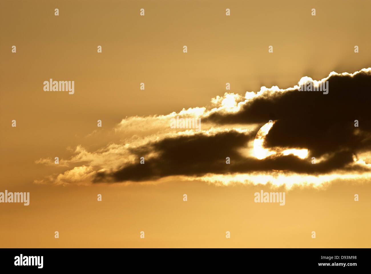 Sole che splende dietro le nuvole Foto Stock