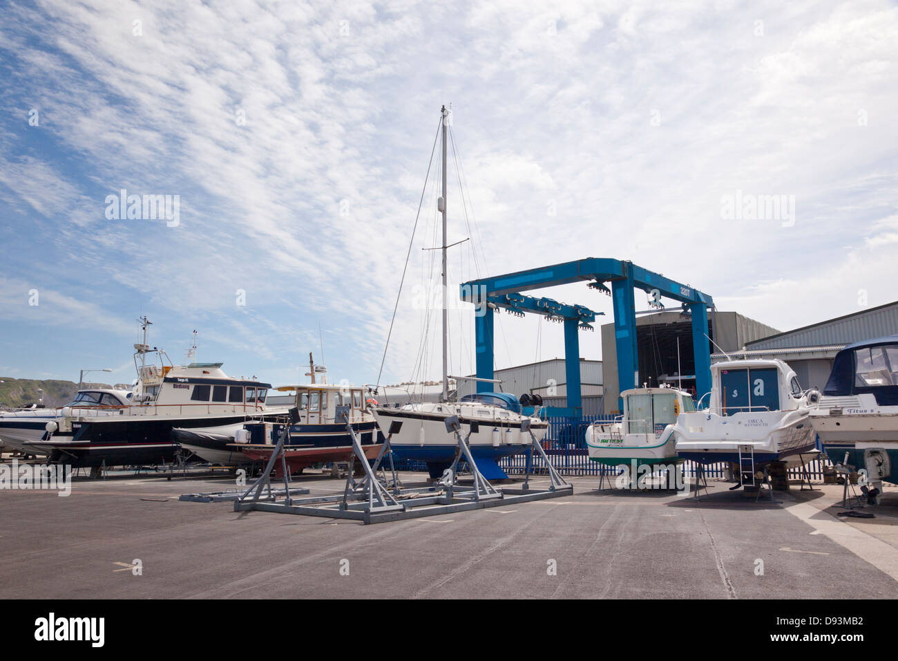 320T struttura di sollevamento per imbarcazioni, Portland Marina, Osprey Quay, Portland, Weymouth, Dorset, Inghilterra, Regno Unito Foto Stock