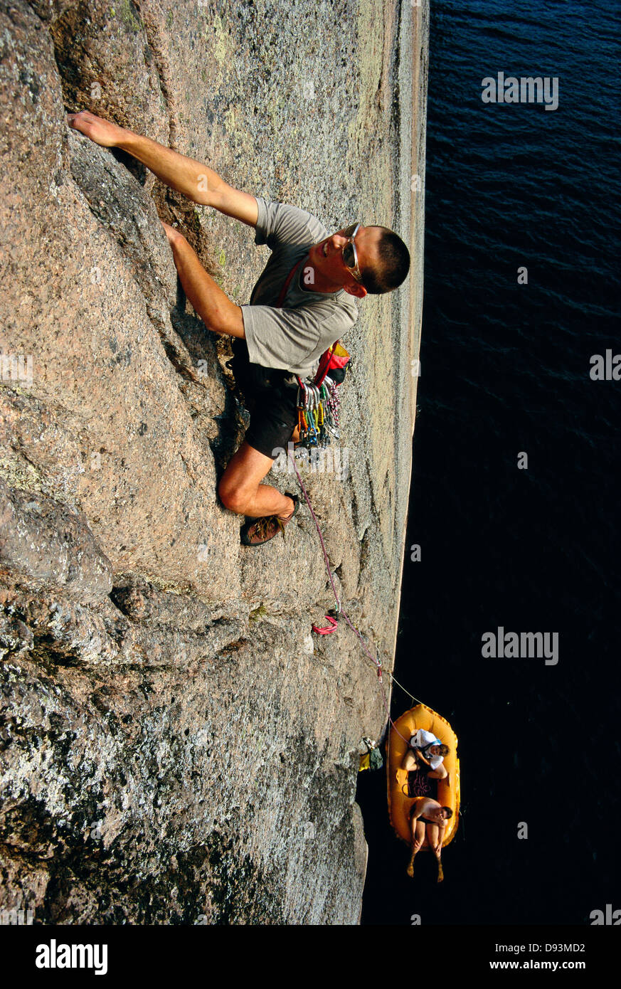 Giovane uomo arrampicata su roccia Foto Stock