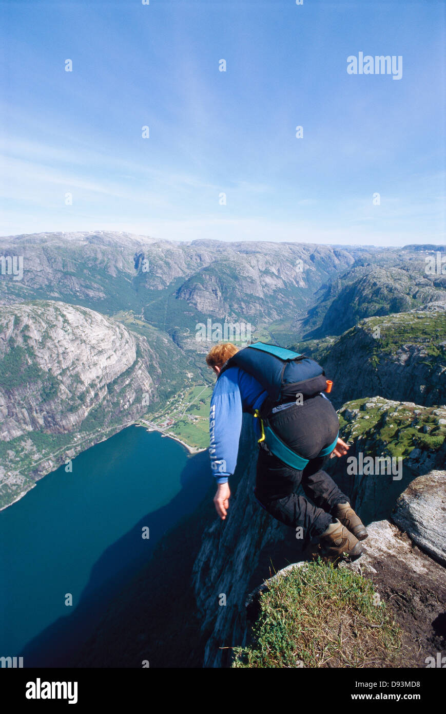 L'uomo saltando di scogliera Foto Stock
