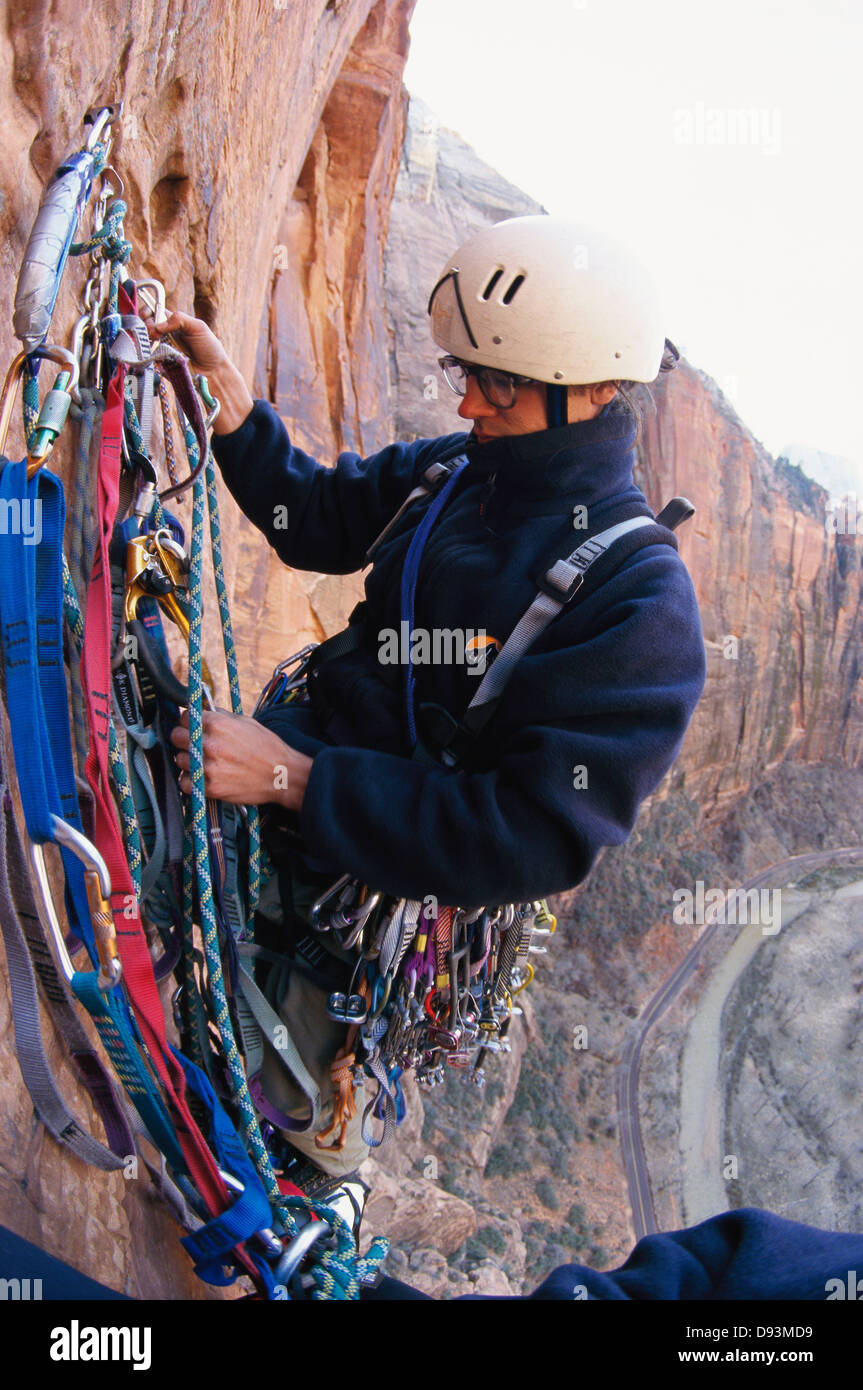 Giovane uomo scegliendo la corda Foto Stock