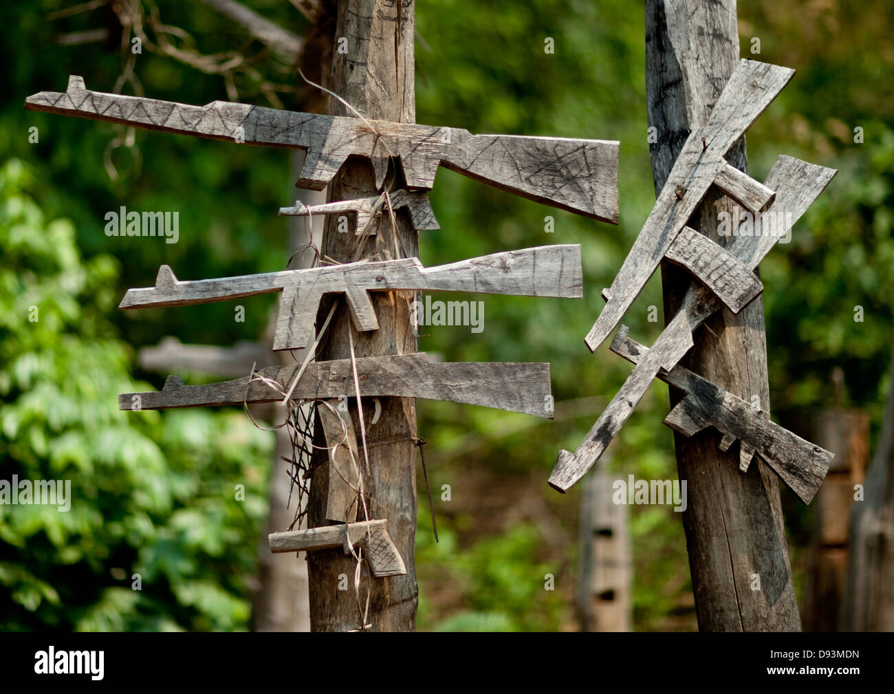 Legno Kalshnikovs al villaggio Akha ingresso, divieto Ta Mi, Laos Foto Stock