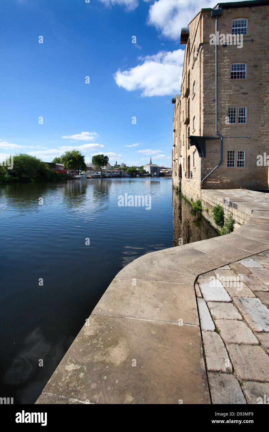 Guardando verso Wakefield City Centre da Wakefield Waterfront Wakefield West Yorkshire Inghilterra Foto Stock