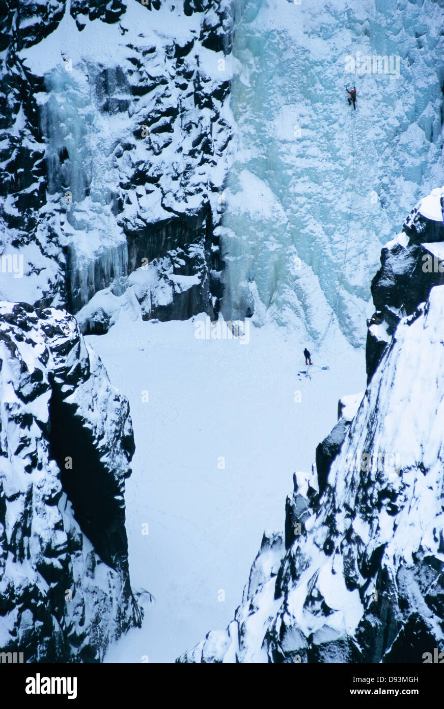 La gente di montagna di arrampicata, vista in elevazione Foto Stock