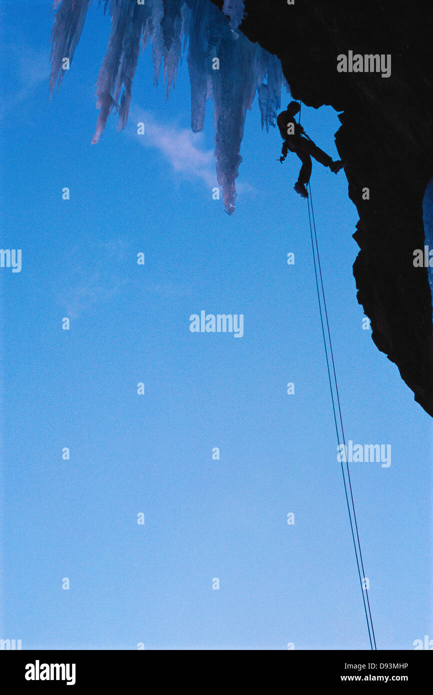 L'uomo la scalata su roccia Foto Stock