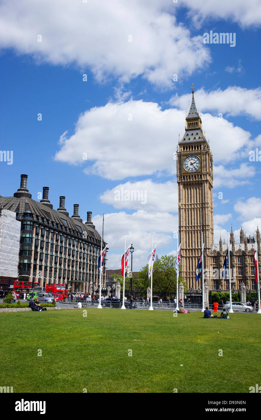 La piazza del Parlamento Westminster green, Elisabetta La Torre Big Ben, Londra Inghilterra. Foto Stock