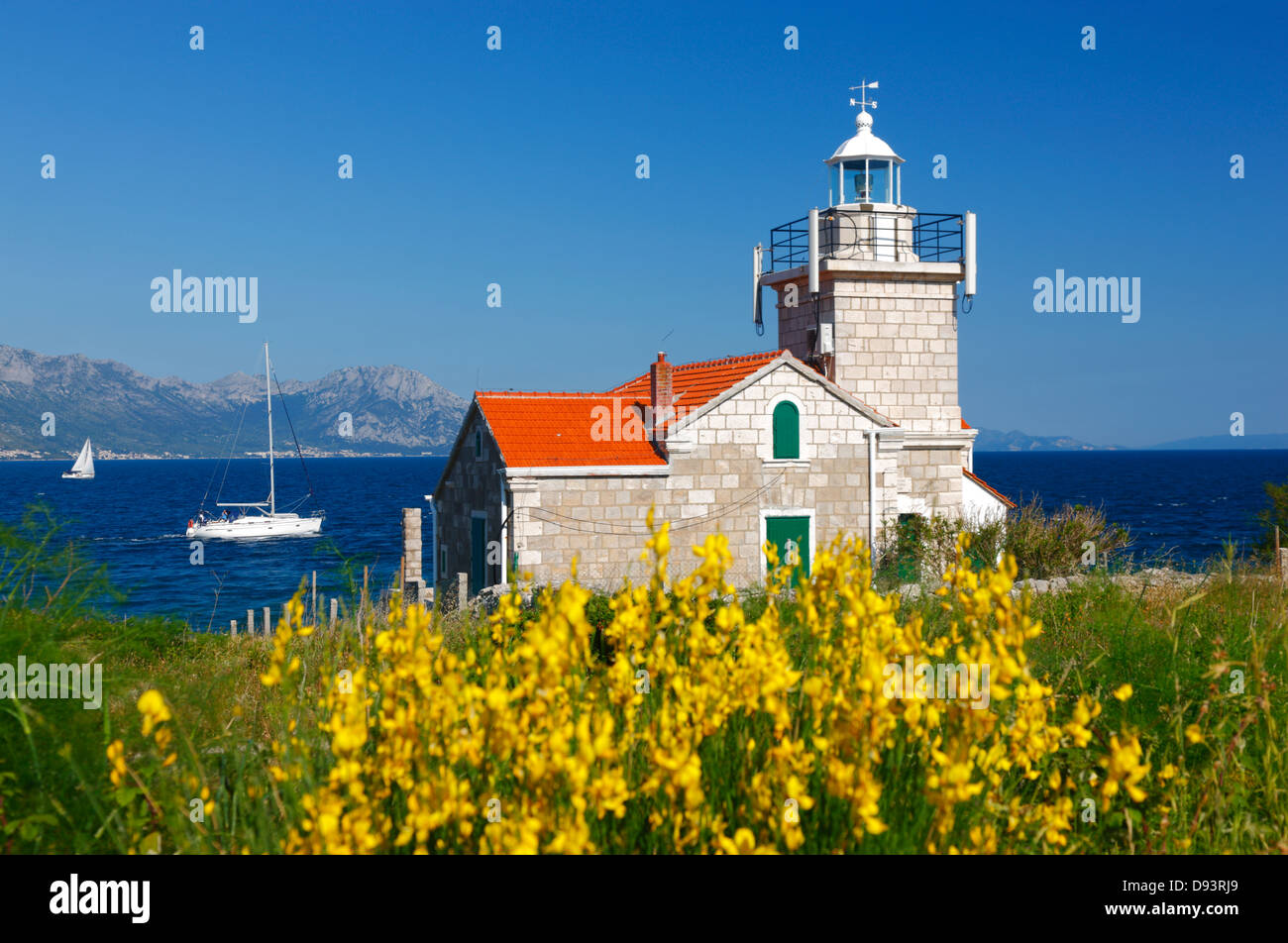 Faro sull isola di Hvar con il mazzo di fiori. Sucuraj, Croazia Foto Stock
