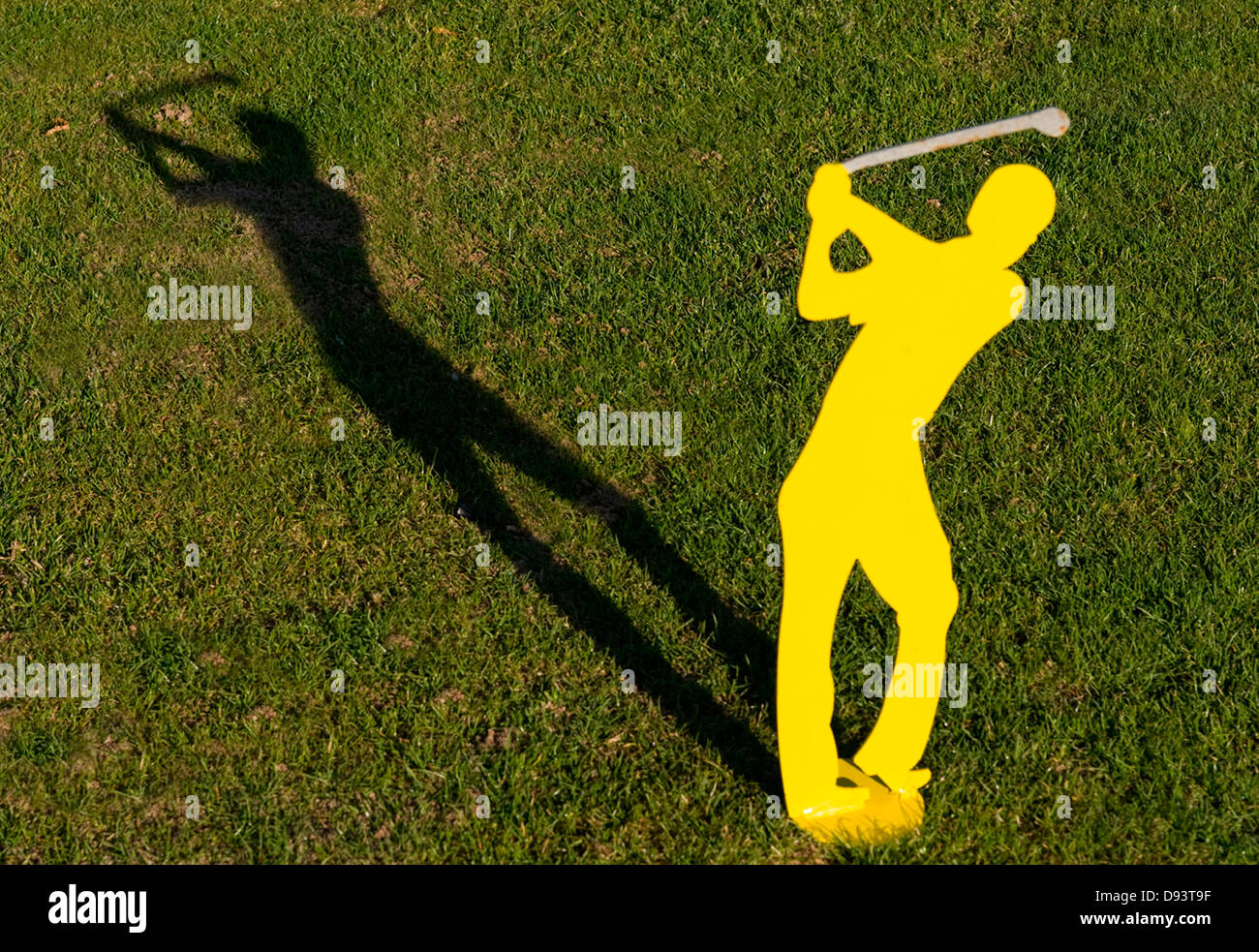 Ritaglio di cartone del giocatore di golf sul prato Foto Stock