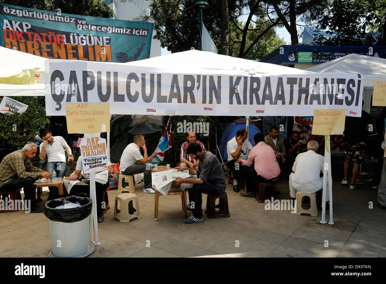 Istanbul, Turchia. Decimo Giugno, 2013. Gezi Park si riattiva fino al quattordicesimo giorno di contestatori. Le proteste che sono state innescate da un piano di demolizione di Istanbul's Gezi Park in Piazza Taksim hanno continuato. Governo anti-contestatori svegliò fino al quattordicesimo giorno di veglia a Gezi Park in Istanbul city-center. Lunedì. Giugno 10, 2013. Credito: Konstantinos Tsakalidis/Alamy Live News Foto Stock