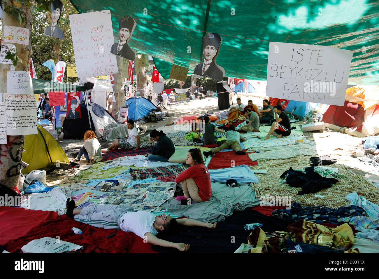 Istanbul, Turchia. Decimo Giugno, 2013. Gezi Park si riattiva fino al quattordicesimo giorno di contestatori. Le proteste che sono state innescate da un piano di demolizione di Istanbul's Gezi Park in Piazza Taksim hanno continuato. Governo anti-contestatori svegliò fino al quattordicesimo giorno di veglia a Gezi Park in Istanbul city-center. Lunedì. Giugno 10, 2013. Credito: Konstantinos Tsakalidis/Alamy Live News Foto Stock