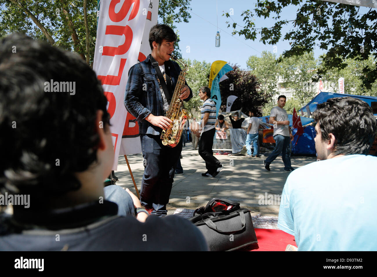 Istanbul, Turchia. Decimo Giugno, 2013. Gezi Park si riattiva fino al quattordicesimo giorno di contestatori. Le proteste che sono state innescate da un piano di demolizione di Istanbul's Gezi Park in Piazza Taksim hanno continuato. Governo anti-contestatori svegliò fino al quattordicesimo giorno di veglia a Gezi Park in Istanbul city-center. Lunedì. Giugno 10, 2013. Credito: Konstantinos Tsakalidis/Alamy Live News Foto Stock