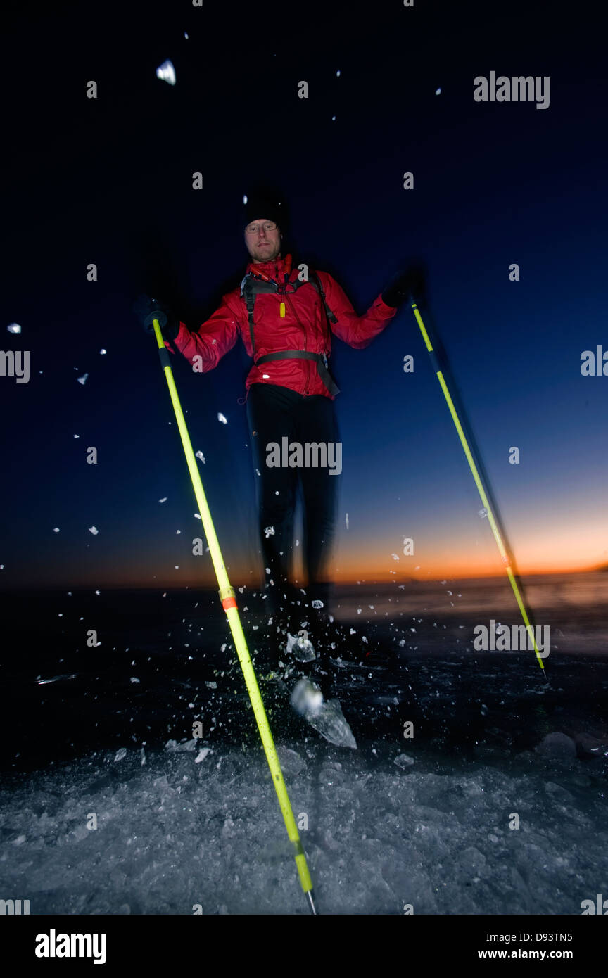 Un Pattinatore su ghiaccio di sera. Foto Stock