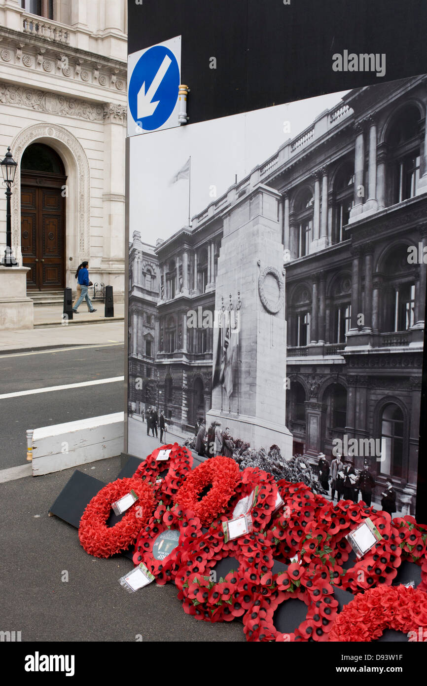 Ricordo reale ghirlande a terra ai piedi di un bianco e nero era vintage fotografia che mostra il Cenotafio, attualmente nascosto il vero monumento di essere rinnovato a Londra il Whitehall. In un paesaggio di falsa prospettiva e confondere accostamenti tra la realtà e la riproduzione di foto possiamo vedere il famoso memoriale di guerra nel centro di Londra. Foto Stock