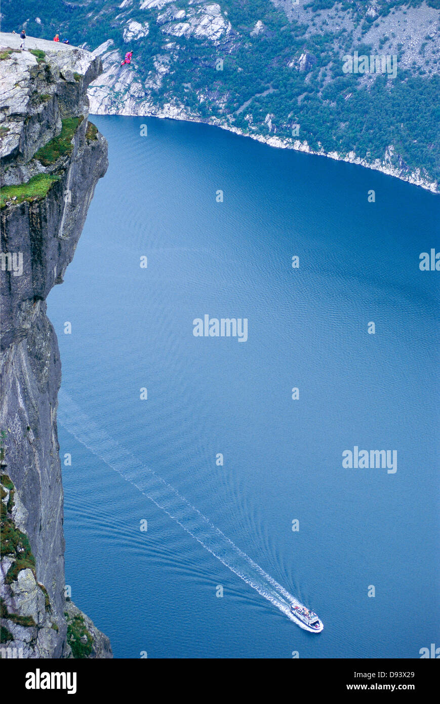Uomo che fa un salto di base, che coinvolgono l'uso di un paracadute. Foto Stock