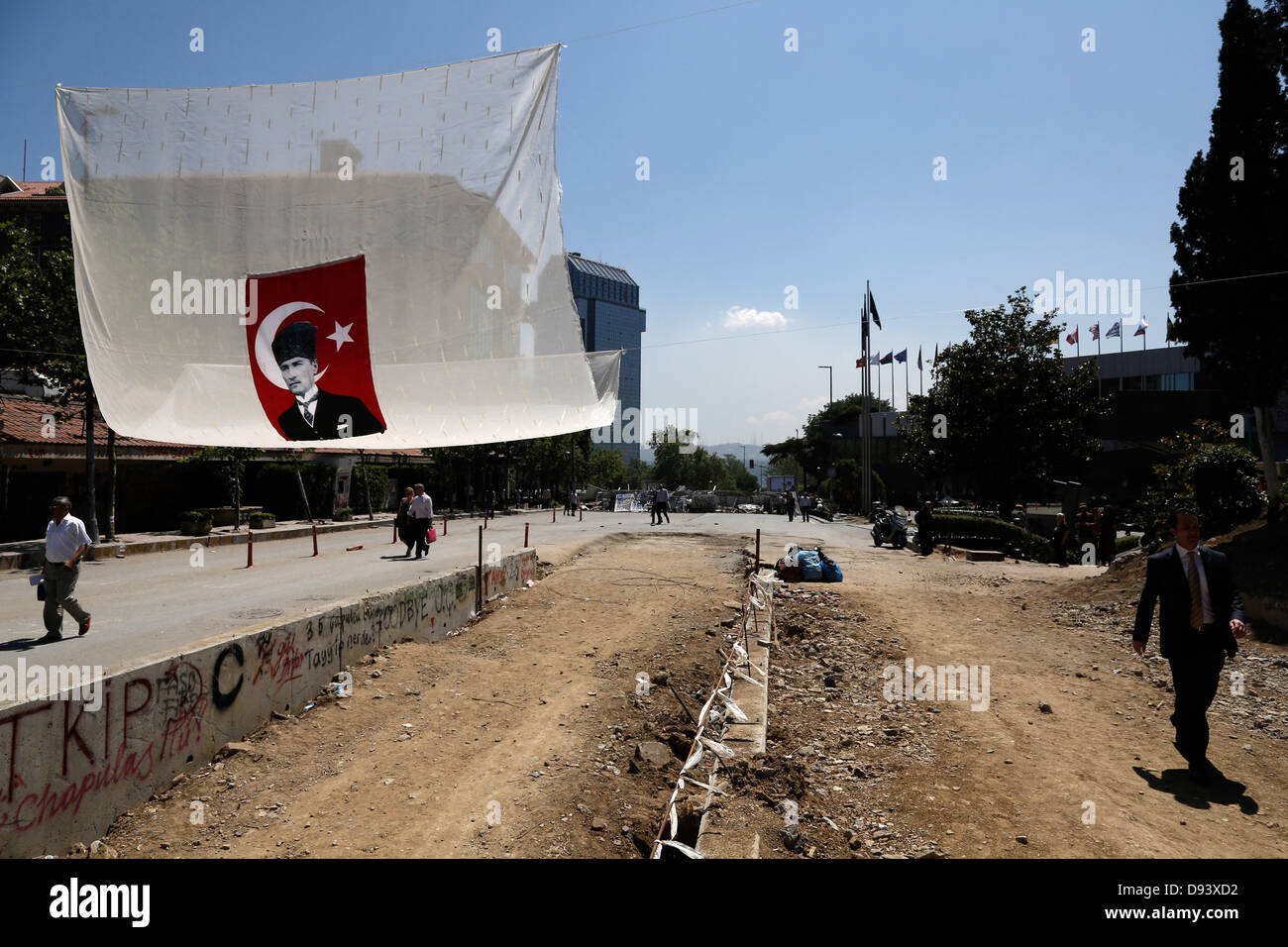 Istanbul, Turchia. Decimo Giugno, 2013. Gezi Park si riattiva fino al quattordicesimo giorno di contestatori. Le proteste che sono state innescate da un piano di demolizione di Istanbul's Gezi Park in Piazza Taksim hanno continuato. Governo anti-contestatori svegliò fino al quattordicesimo giorno di veglia a Gezi Park in Istanbul city-center. Lunedì. Giugno 10, 2013. Credito: Konstantinos Tsakalidis/Alamy Live News Foto Stock