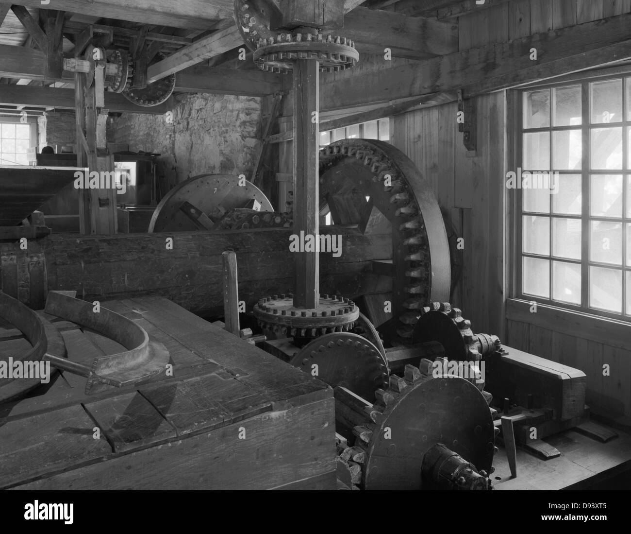 L'unità di grandi dimensioni di ingranaggi di un operazionale Grist Mill presso il villaggio di pionieri del mulino a molla del parco statale in Indiana. Foto Stock