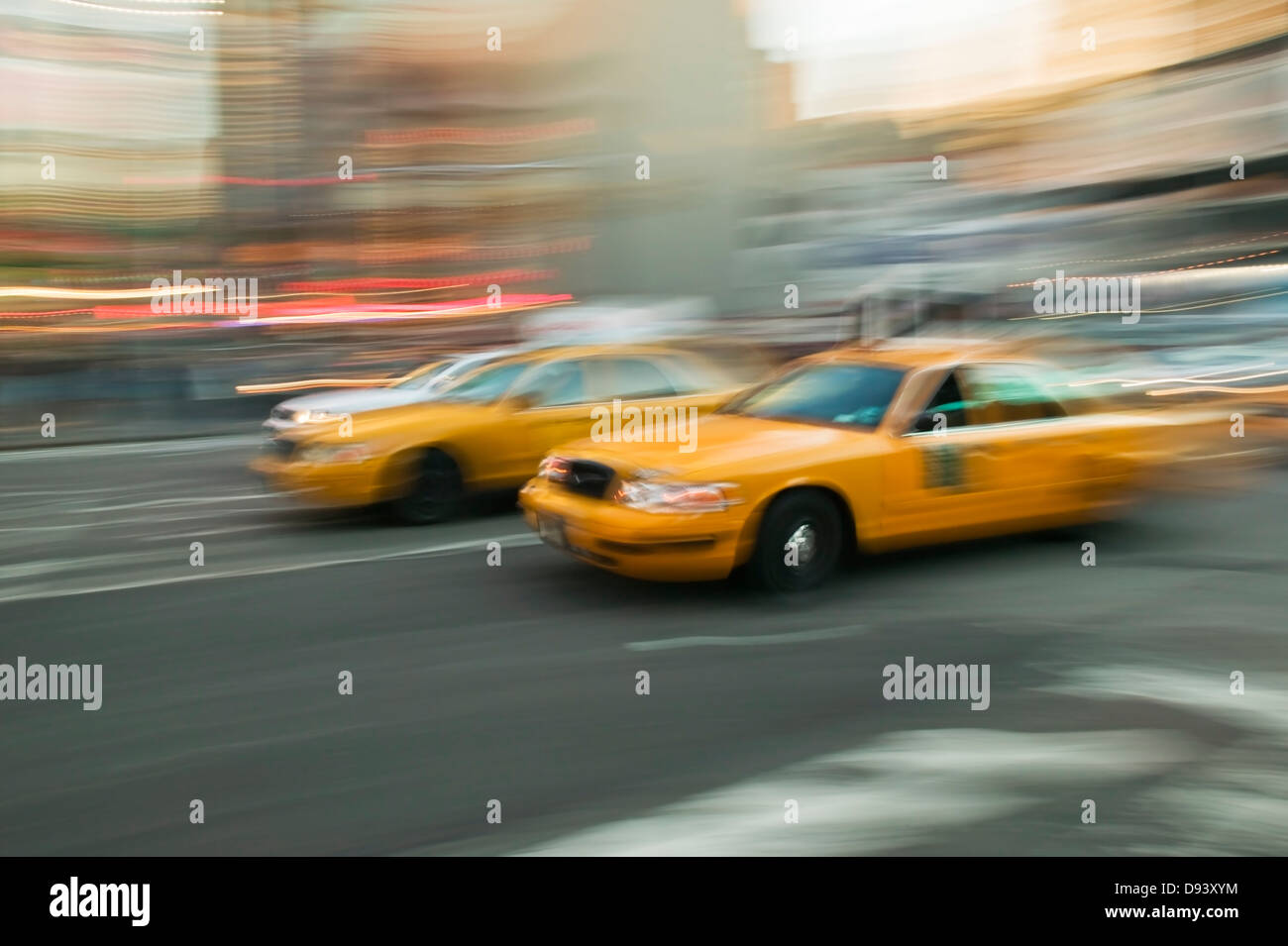 Giallo taxi sulla strada di città, movimento sfocato Foto Stock