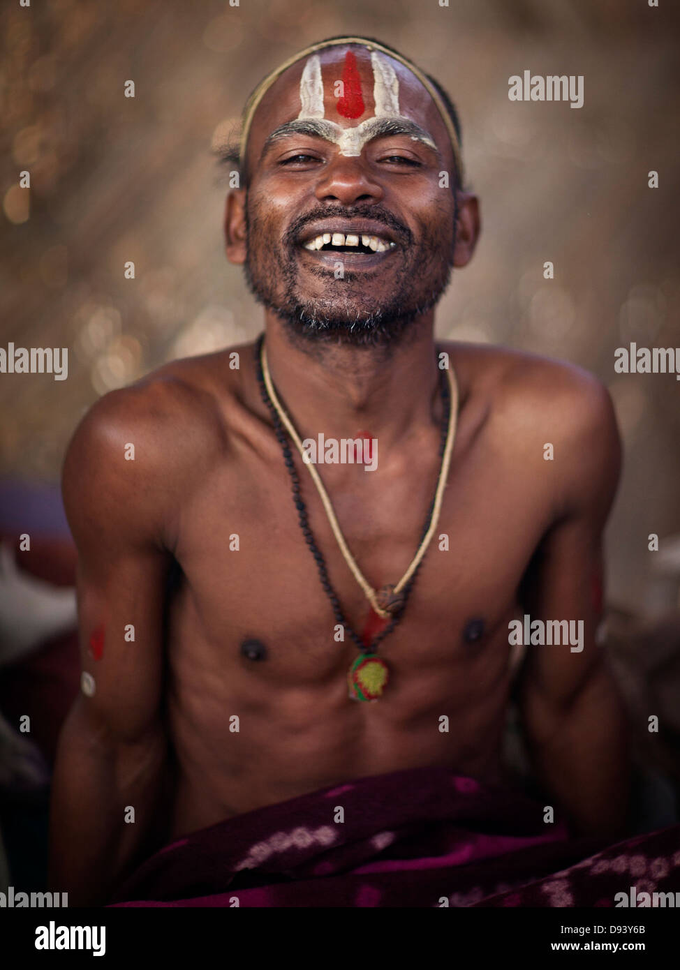 Ritratto di un uomo santo presso il Kumbh Mela 2013 in Allahabad, India Foto Stock