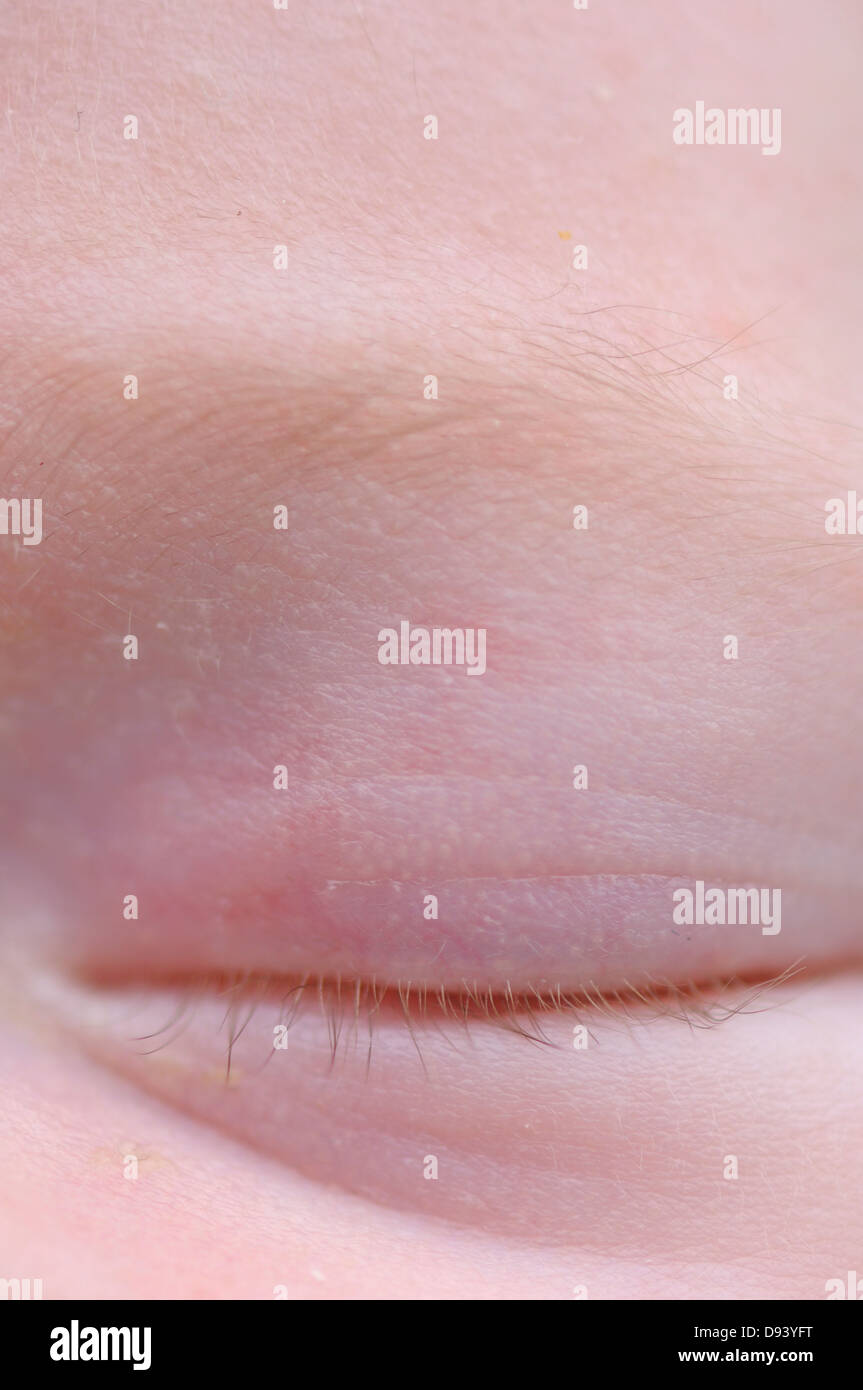 Extreme close-up di neonati con occhio chiuso Foto Stock