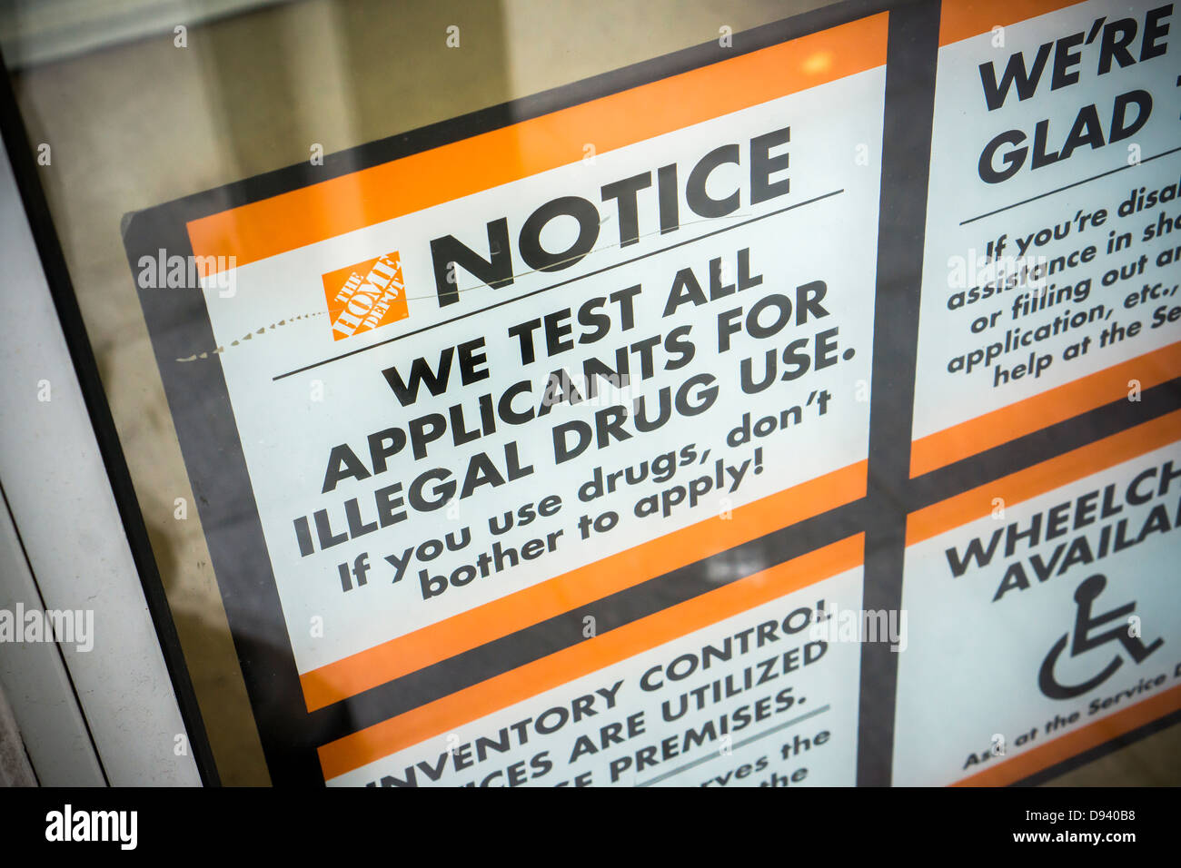 Un cartello sulla porta informa i potenziali richiedenti lavoro che il negozio test antidroga Foto Stock