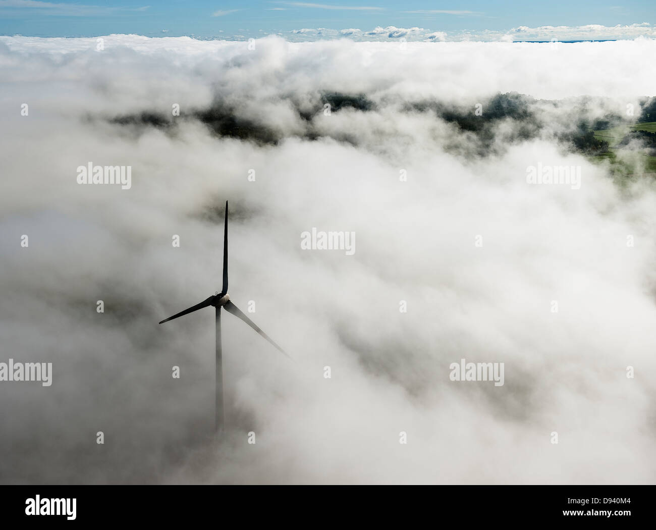 Turbina eolica con nuvole Foto Stock