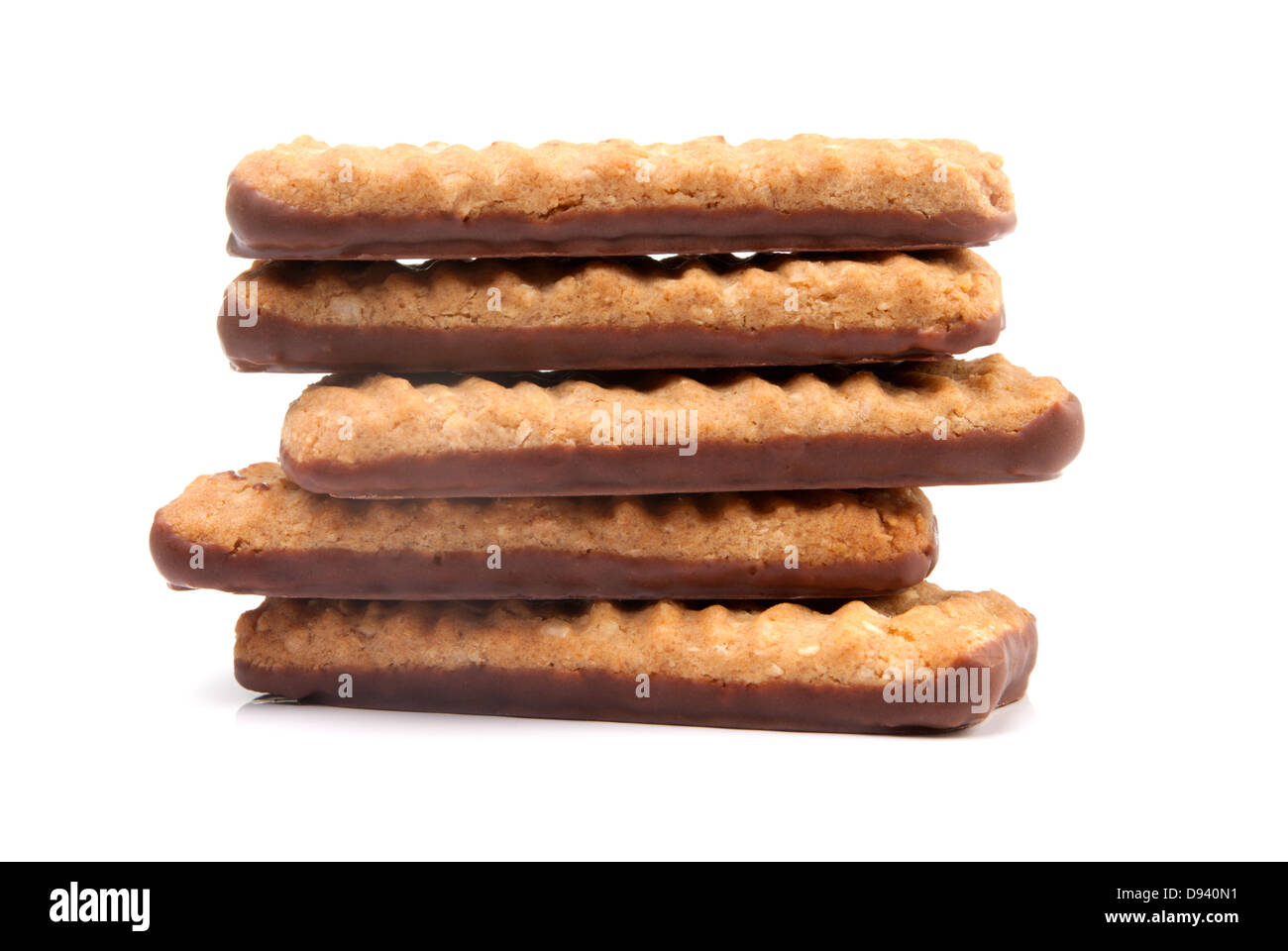 Biscotti con topping di cioccolato isolato su sfondo bianco Foto Stock