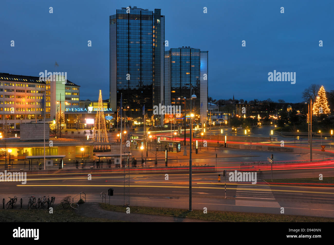 Vista del paesaggio urbano e torre Gothia al crepuscolo Foto Stock