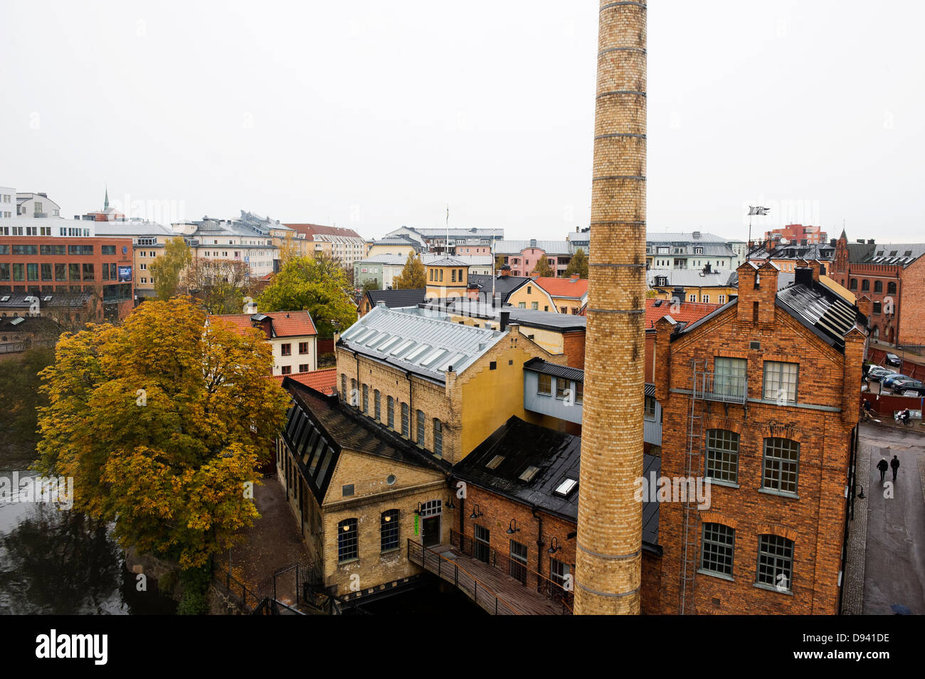 Elevato angolo di visione della città industriale con fumaiolo in primo piano Foto Stock