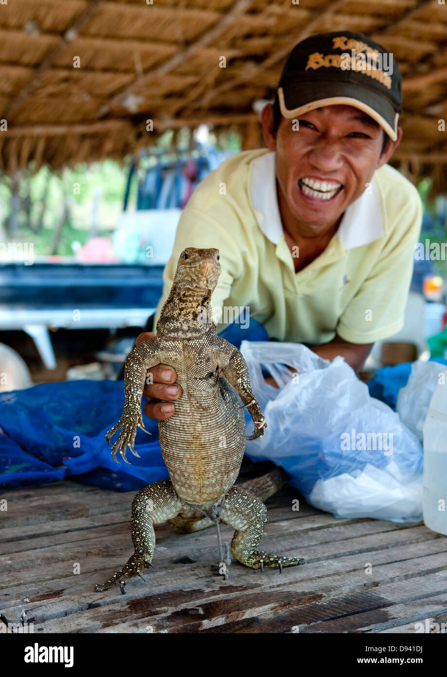 Big Lizard per la vendita al mercato, Paksè, Laos Foto Stock